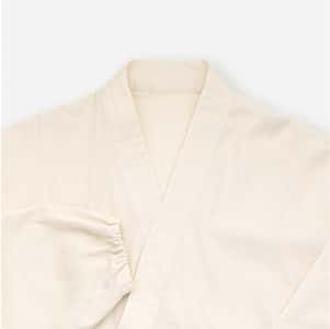 ほんのりベージュがかった生成りっぽいナチュラル感が、和やかな癒しのアイボリーは、ほんわり優しい象牙色。