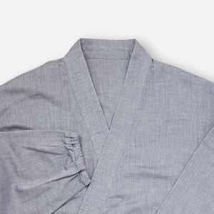 穏やかな藍色に縦糸の白が見え隠れして、素敵なメランジ感に。ダンガリーシャツのような質感のカジュアルテイストが魅力。