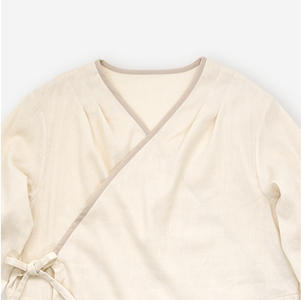 少しベージュがかった生成り系の ナチュラルカラーは、お顔映りの 良いアイボリー。ベージュ色の バインダーが和みポイント♪