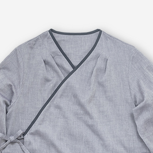 穏やかな藍色に縦糸の白が見え 隠れして、素敵なメランジ感に。 濃紺色のバインダーがキリッと 引き締まったアクセント。