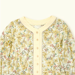 お顔が冴える明るい黄色系。癒しのフラワー柄にふんわりイエローの前立てが朗らかなアクセント♪