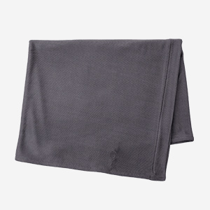 絹の優しい光沢感に包まれたとってもやわらかな濃灰色はゆかしい優しいチャコールグレー