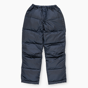 一見するとブラックに近いが、しっかりとダークなネイビー。静かな紺色に光沢感が美しい大人の人気色。