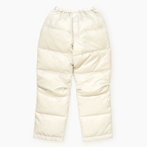 柔らかなホワイトで少しだけイエローなところが可愛い白色。ダウンウエアでは滅多にお目にかかれないレアカラー。