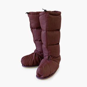 杉綾の織り柄がきれいなワイン レッドに明るい赤が少し見えて 気品と華麗さのあるお色。 還暦祝いなどの贈り物にも