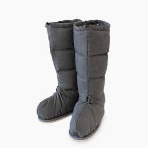 濃色と淡色が入り混じった 杉綾の織りが奥行きを感じさせる 瀟洒な鼠色はシックで オーセンティックな趣の大人色