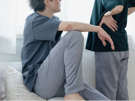 どんな姿勢も自然に動ける、ちょっとの伸び感汗ばむ夜も、さらっと気持ちいいガーゼパンツ