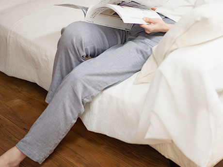 どんな姿勢も自然に動ける、ちょっとの伸び感汗ばむ夜も、さらっと気持ちいいガーゼパンツ