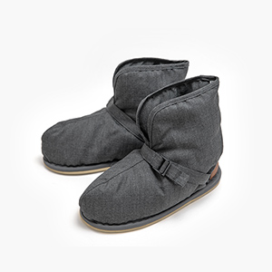 濃色と淡色が入り混じった 杉綾の織りが奥行きを感じさせる 瀟洒な鼠色はシックで オーセンティックな趣の大人色