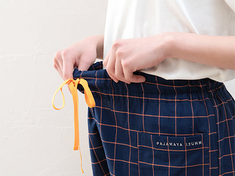 締め付けない、なのにずり下がらない絶妙フィットのウエストゴム