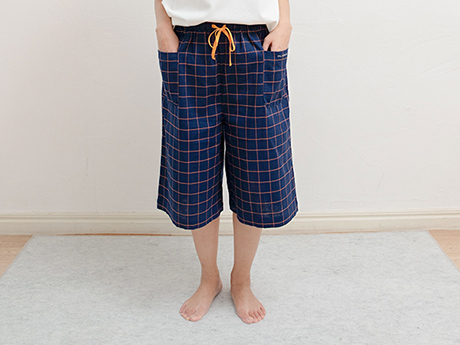 動きやすく、そして上品に。膝丈ハーフパンツで夏の夜も心地よさを
