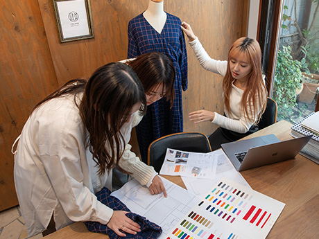 どんな世代の方にも似合うデザインと心地よさを追求。自分も家族も、毎日着たくなる特別な一着を