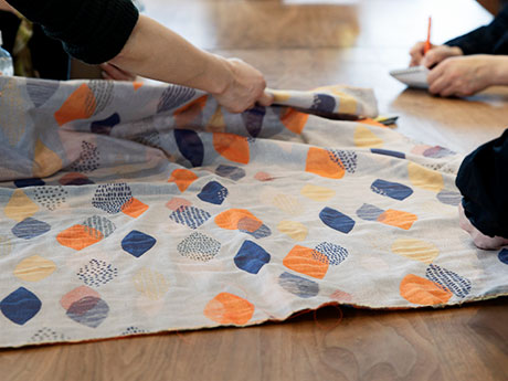 出会いは1枚のハンカチから。技術と心が織りなす、美しい生地の共同開発