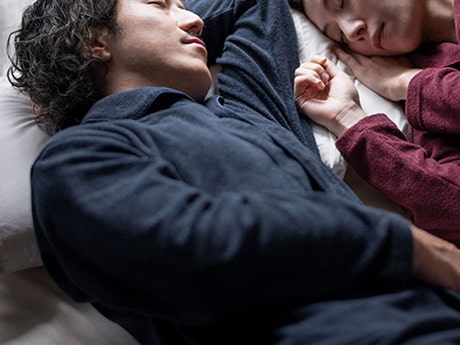 秋冬の夜をやさしく包み込む、空気のように軽やかなパイルパジャマ