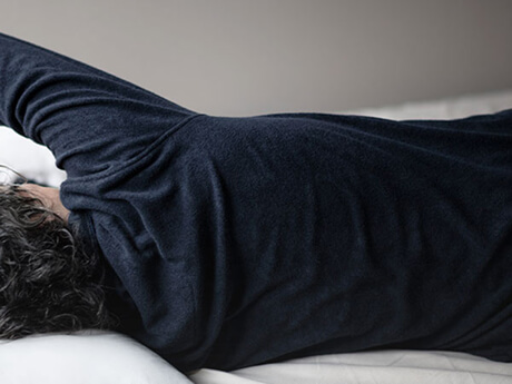 一晩で20～30回も。寝返りのしやすさはニット生地の伸縮性から