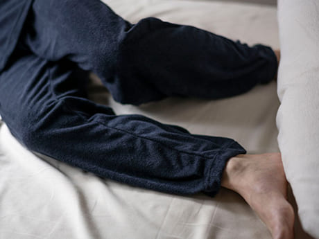 裾からのひんやりを防ぐ、安心の足首タック