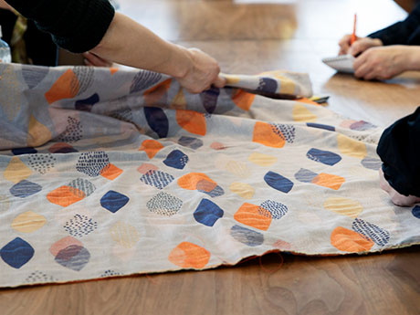 出会いは1枚のハンカチから。技術と心が織りなす、美しい生地の共同開発