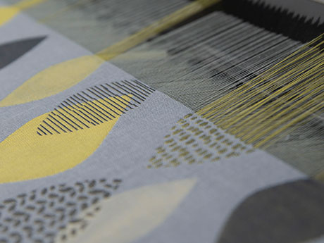 糸の凹凸や陰影のある生地を織りのみでつくり上げる技術