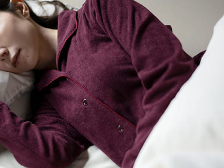 秋冬の夜をやさしく包み込む、空気のように軽やかなパイルパジャマ