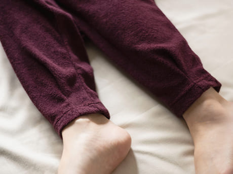 裾からのひんやりを防ぐ、安心の足首タック