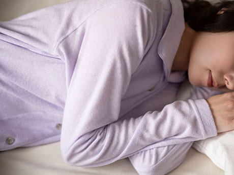 一晩で20～30回も。寝返りのしやすさはニット生地の伸縮性から