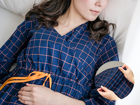 伸びるガーゼで、お着替え楽々。寝返りもスムーズに