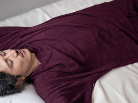 一晩で20～30回も。寝返りのしやすさはニット生地の伸縮性から