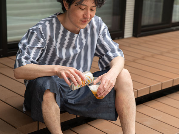 部屋着としても心地よく、起きている時間もそのまま過ごせるデザイン