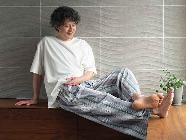 帰宅して一番にはき替えたくなる解放感、ノビーゼ&reg;“UNO”のゆったりパンツ