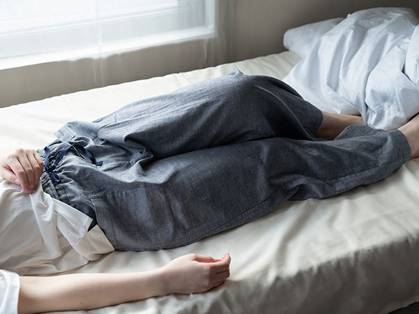 優れた放湿性で、春・夏・秋ずっと快適。寝苦しい夜も、肌寒い朝もちょうどいい一枚