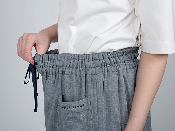 締め付けない、なのにずり下がらない絶妙フィットのウエストゴム