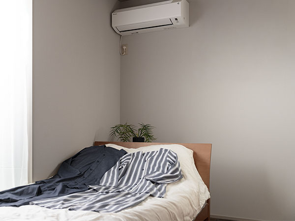 エアコンをつけて眠るあなたへ冷えすぎないから、深く眠れる。夏の夜こそ、長袖を。
