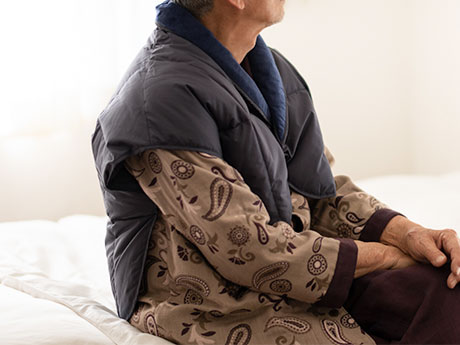 まるで「肩専用の羽毛布団」着たまま寝られる肩当て