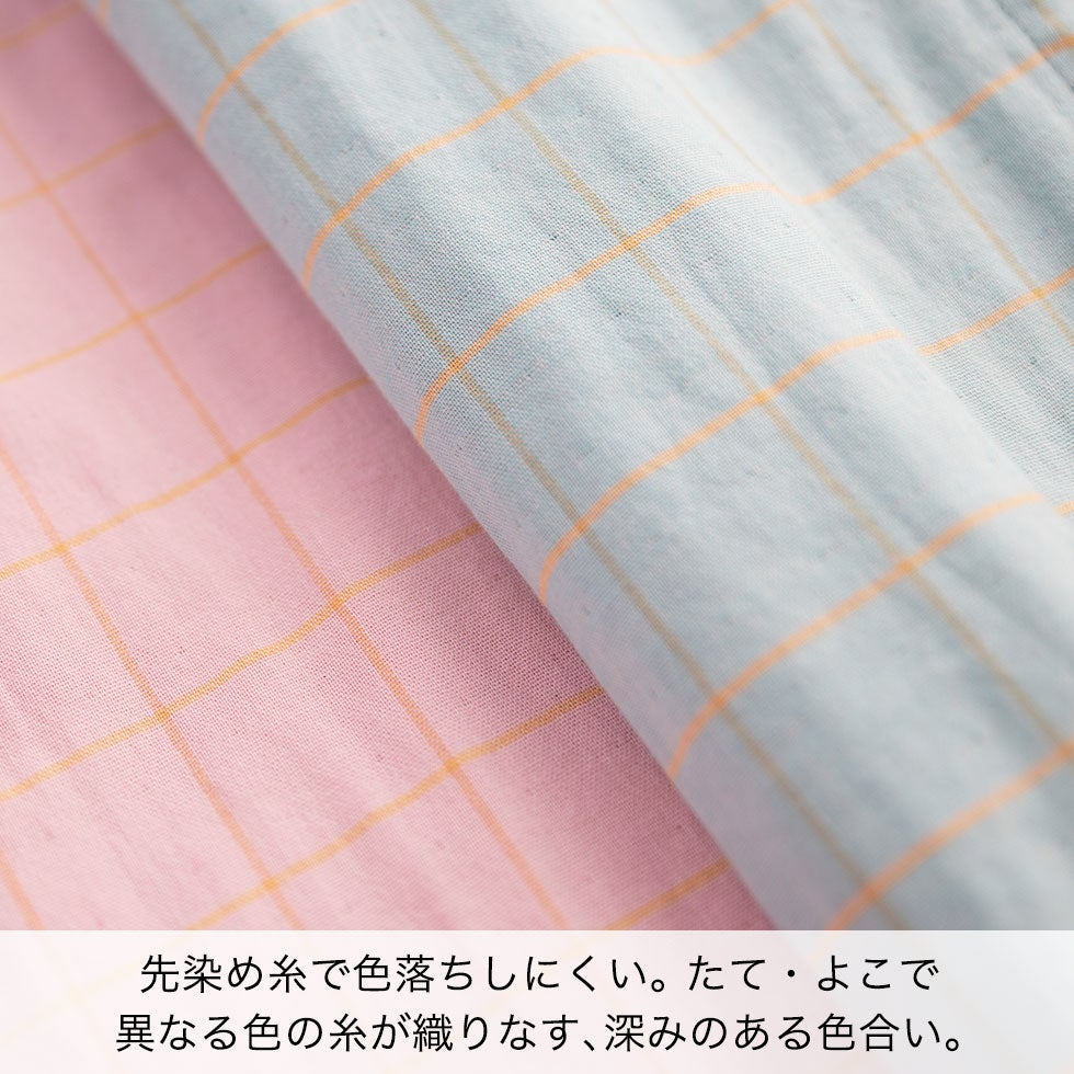 先染め糸で色落ちしにくい。たて・よこで異なる色の糸が織りなす、深みのある色合い。