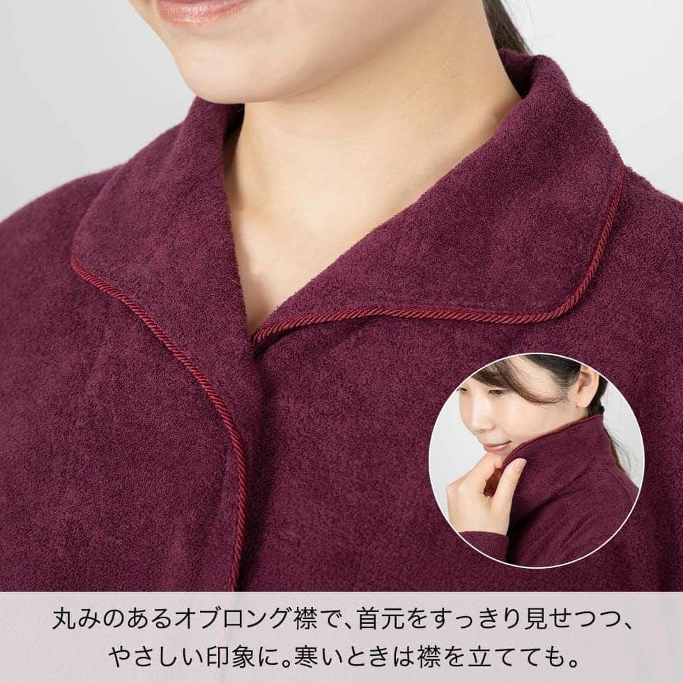 丸みのあるオブロング襟で、首元をすっきり見せつつ、やさしい印象に。寒いときは襟を立てても。