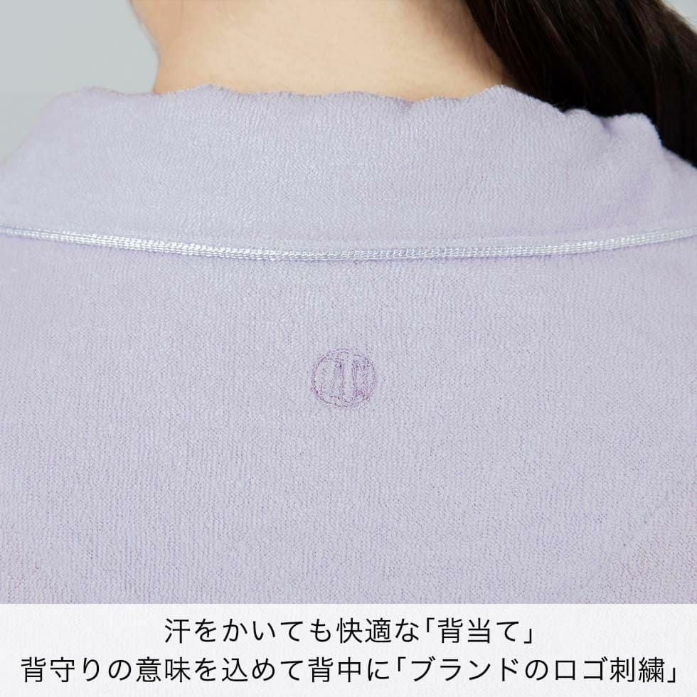 汗をかいても快適な「背当て」背守りの意味を込めて背中に「ブランドのロゴ刺繍」