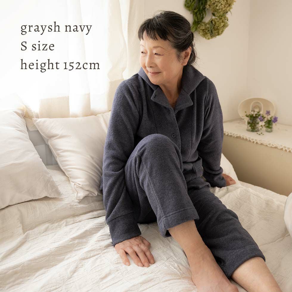 女性モデル身長 152cm　グレイッシュネイビーSサイズ着用