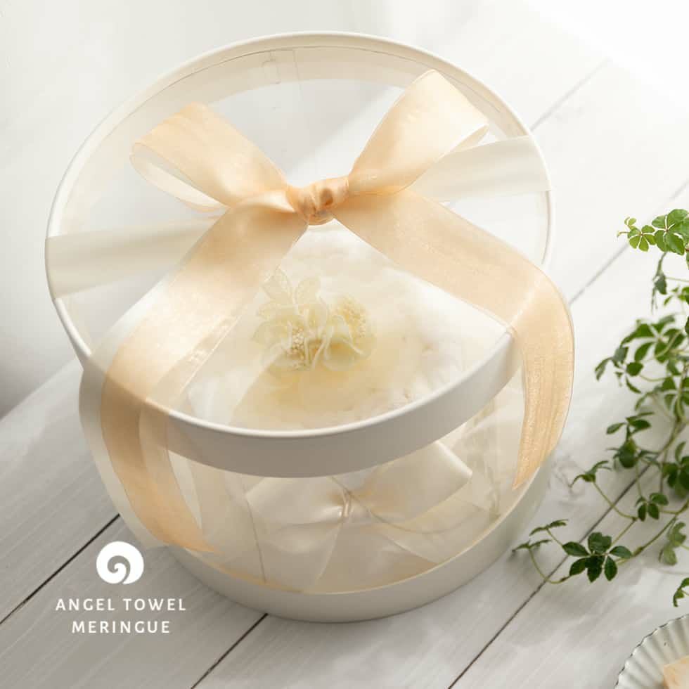 ラッピングの優しい色使いと派手でないナチュラルなタオルケーキ