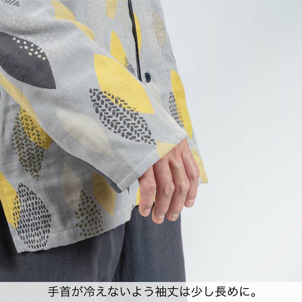 手首が冷えないよう袖丈は少し長めに。