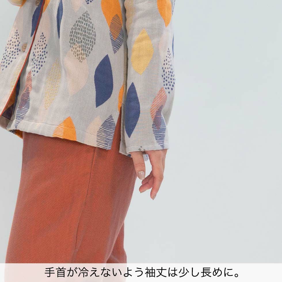 手首が冷えないよう袖丈は少し長めに。