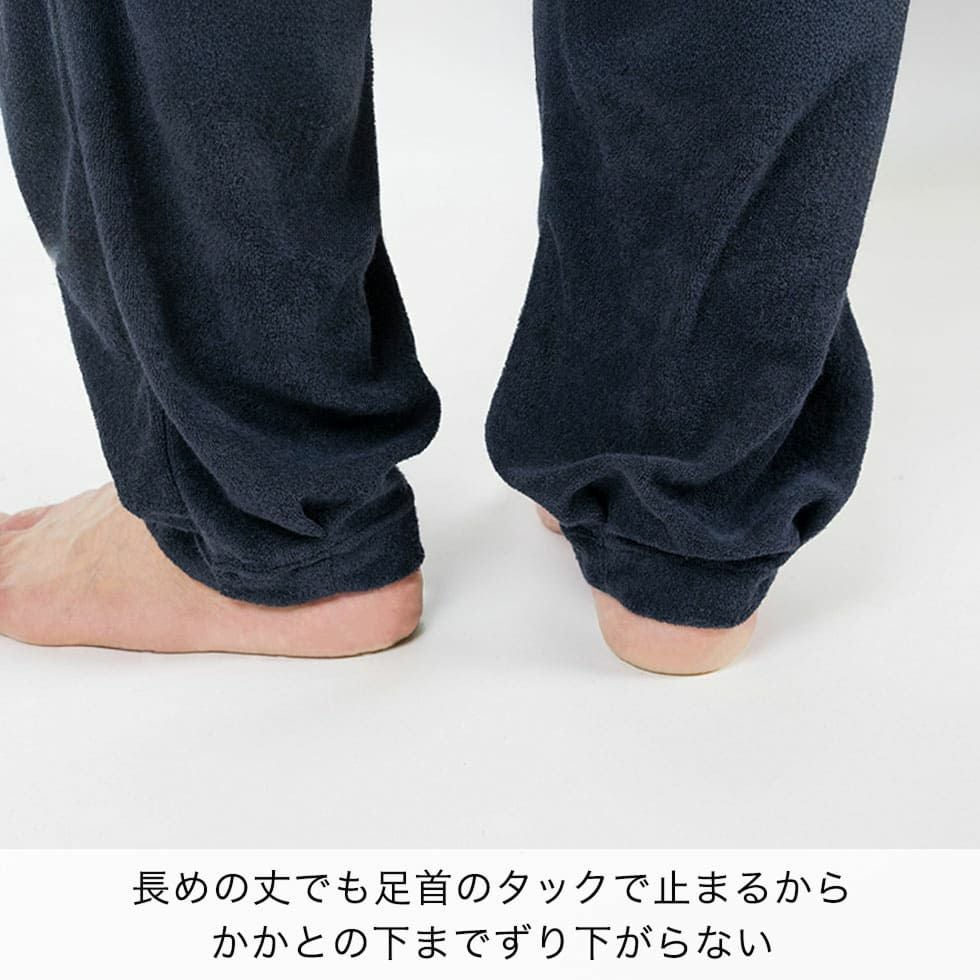 長めの丈でも足首のタックで止まるからかかとの下までずり下がらない