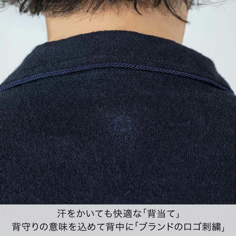 汗をかいても快適な「背当て」背守りの意味を込めて背中に「ブランドのロゴ刺繍」