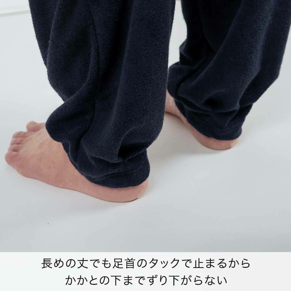 長めの丈でも足首のタックで止まるからかかとの下までずり下がらない