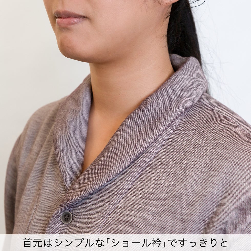 首元はシンプルな「ショール衿」ですっきりと