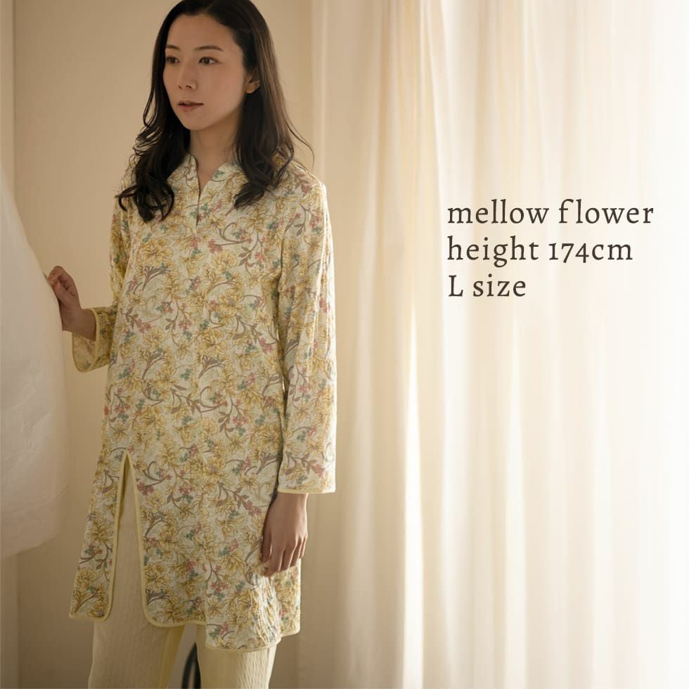 縦のラインを強調する深めのスリット入り