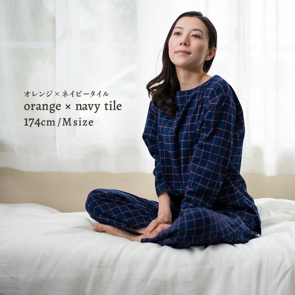女性モデル身長：174cm　Mサイズ　オレンジ×ネイビータイル