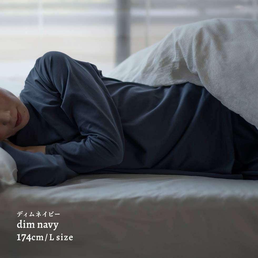 女性モデル身長：174cm Lサイズ ディムネイビー着用