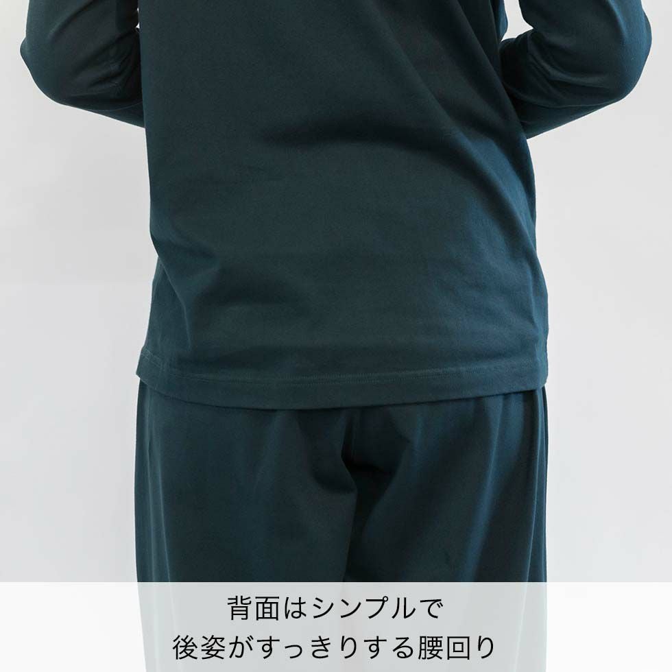 背面はシンプルで後姿がすっきりする腰回り