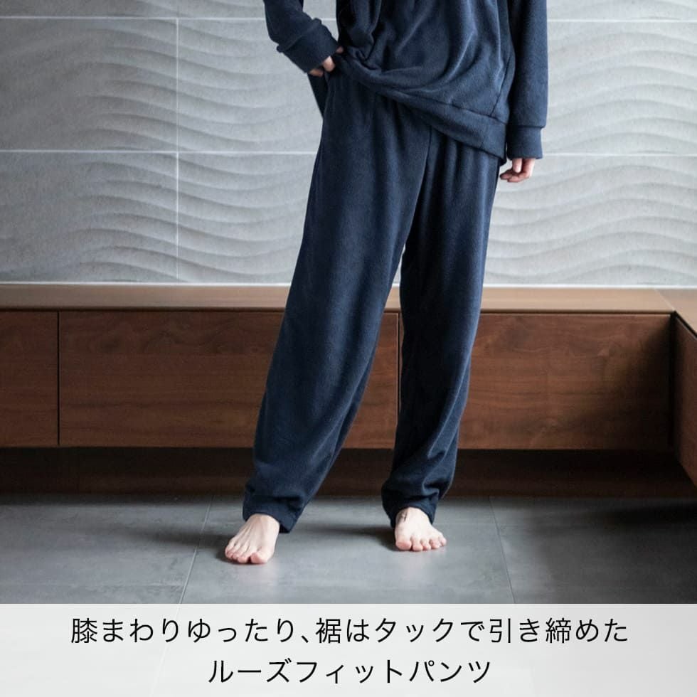 膝まわりゆったり、裾はタックで引き締めたルーズフィットパンツ