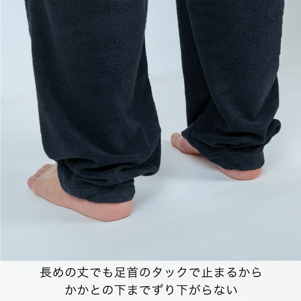 長めの丈でも足首のタックで止まるからかかとの下までずり下がらない